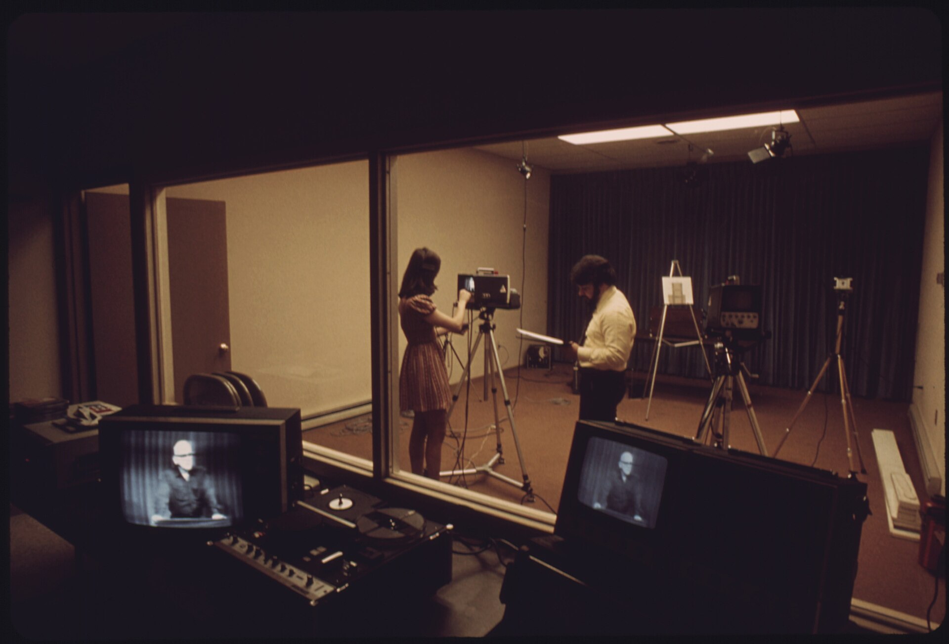 MODERN TELEVISION STUDIO OWNED BY THE ISLAND CREEK COAL COMPANY NEAR RICHLANDS, VIRGINIA, WHICH IS USED IN TRAINING MINERS BEFORE GOING UNDERGROUND FOR THE FIRST TIME. IT IS LOCATED AT THE SITE OF VIRGINIA-POCAHONTAS COAL COMPANY MINE #2, A SUBSIDIARY PERSONNEL WITH DEGREES IN COMMUNICATIONS AND VETERAN MINERS USE CLOSED CIRCUIT TELEVISION, AUDIO VISUAL MATERIALS AND CLASSROOM WORK TO TRAIN MEN